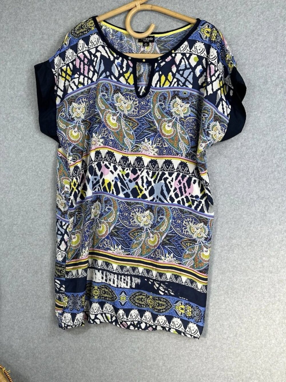 The M-sized dress of the Threadz brand